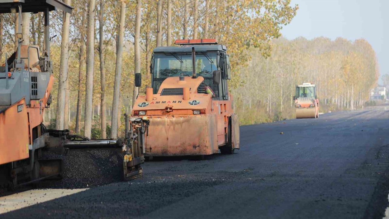 Akyazı’nın Yeni İlçe Girişi: Yahyalı Bağlantı Yolu’nda Asfalt Çalışmaları Hızlandı