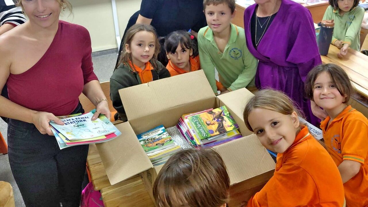 Alaçatı 2-B Sınıfı'ndan Viranşehir Kavurga İlkokulu'na Kitap ve Kırtasiye Desteği
