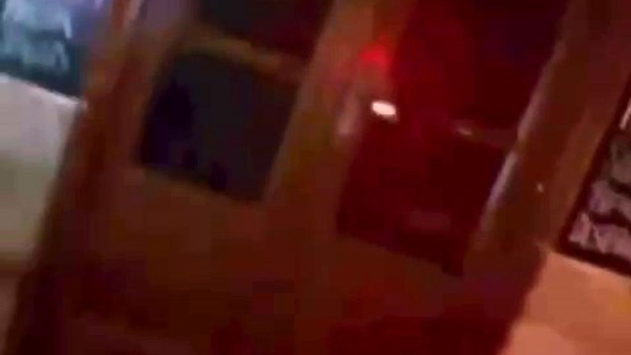 Alaçatı'da eğlence mekanına silahlı saldırı: 1 gözaltı, aranan 1 şüpheli