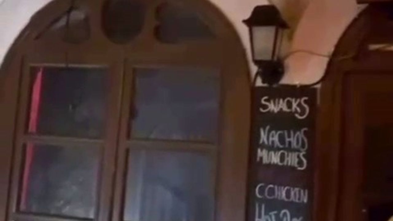 Alaçatı'da kapalı eğlence mekanına silahlı saldırı