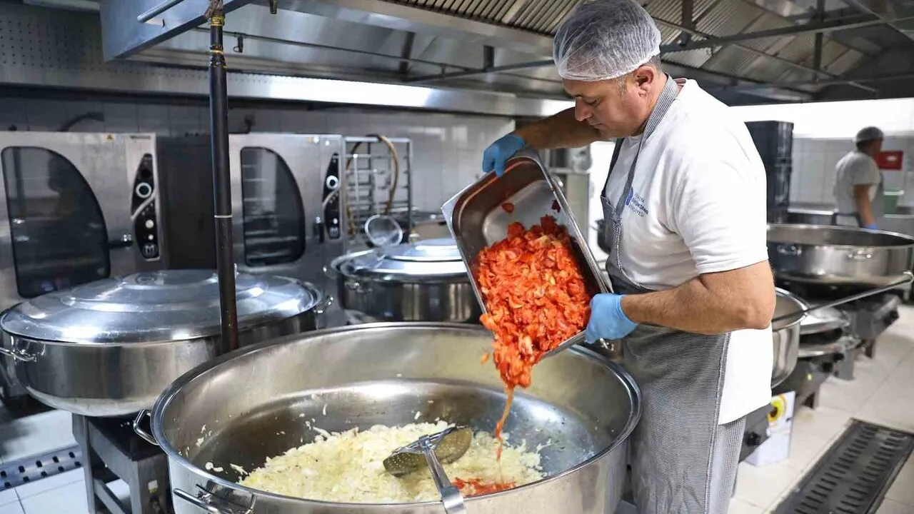 Alanya Aşevi günde 2 öğünle 209 haneye yaklaşık 600 sıcak yemek ulaştırıyor