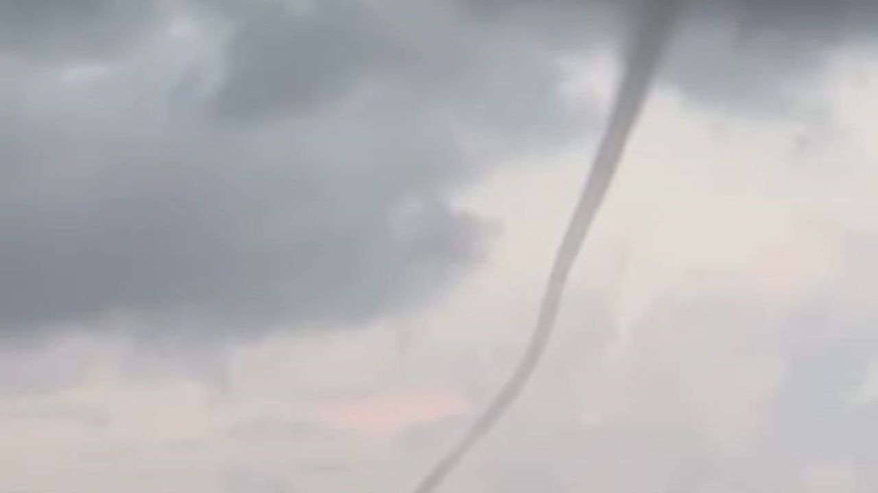 Alanya Avsallar'da sabah saatlerinde denizde hortum görüntülendi