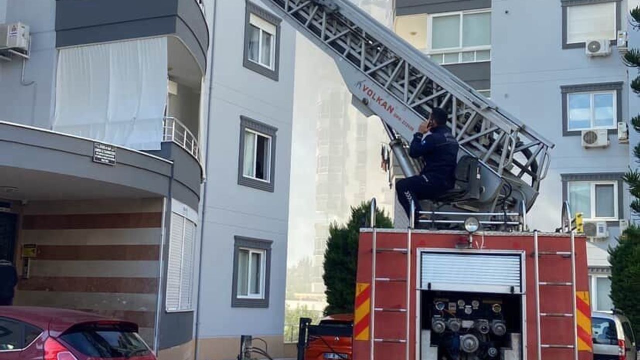 Alanya'da 5 katlı binada yangın: 2. kattaki dairenin yatak odası kullanılamaz hale geldi