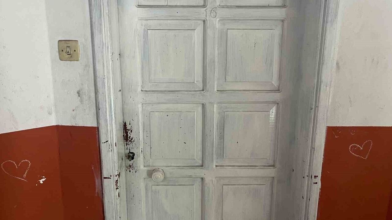 Alanya'da apartmana yürüyerek giren şüpheli, çıkışta bisiklet ve çantayla ayrıldı