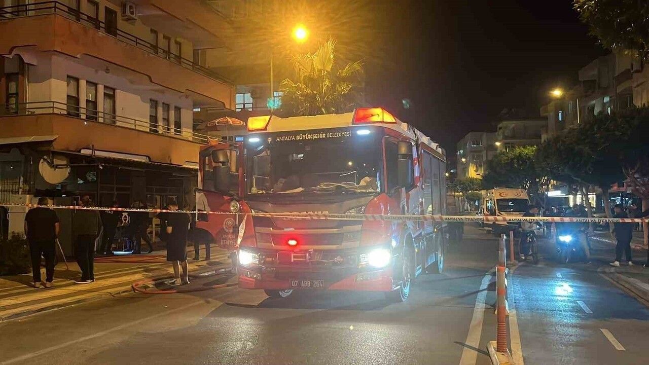Alanya'da beyaz eşya tamir dükkanında çıkan yangın kısa sürede söndürüldü