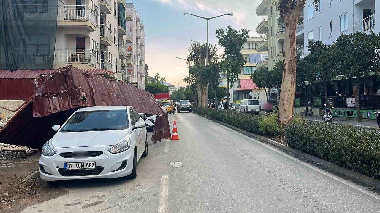 Alanya'da fırtına inşaat korkuluklarını söküp park halindeki araca zarar verdi