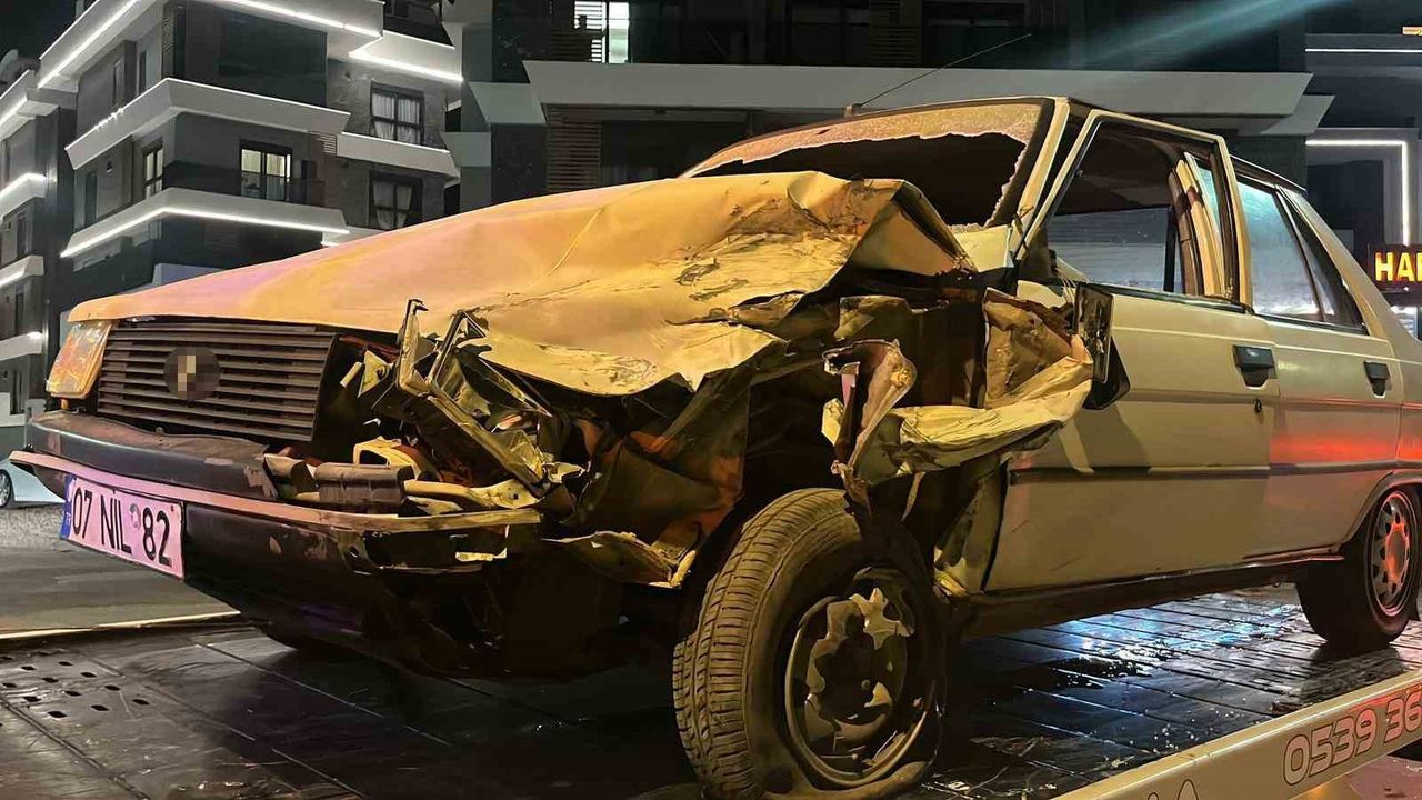 Alanya'da iki aracın kafa kafaya çarpışması: 2 kişi yaralandı