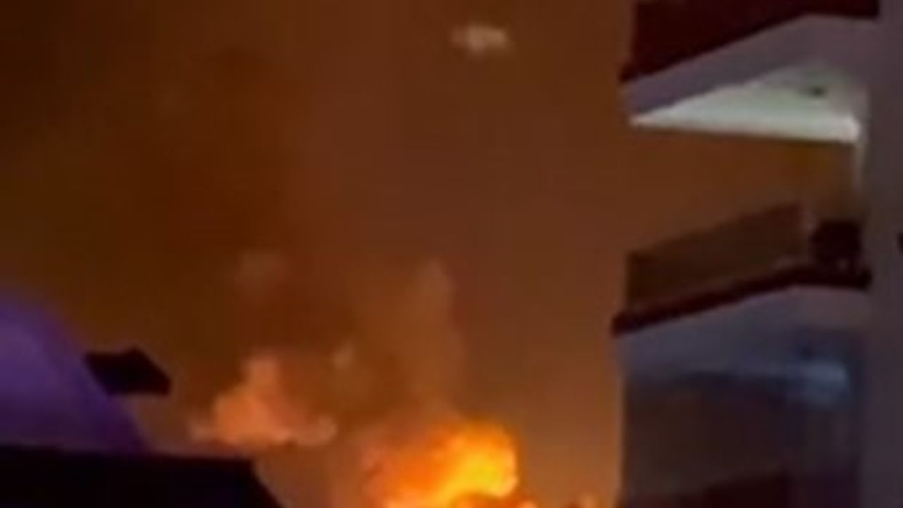 Alanya'da mutfak tüplü kamyonet yangını: İtfaiye müdahalesi muhtemel faciayı önledi