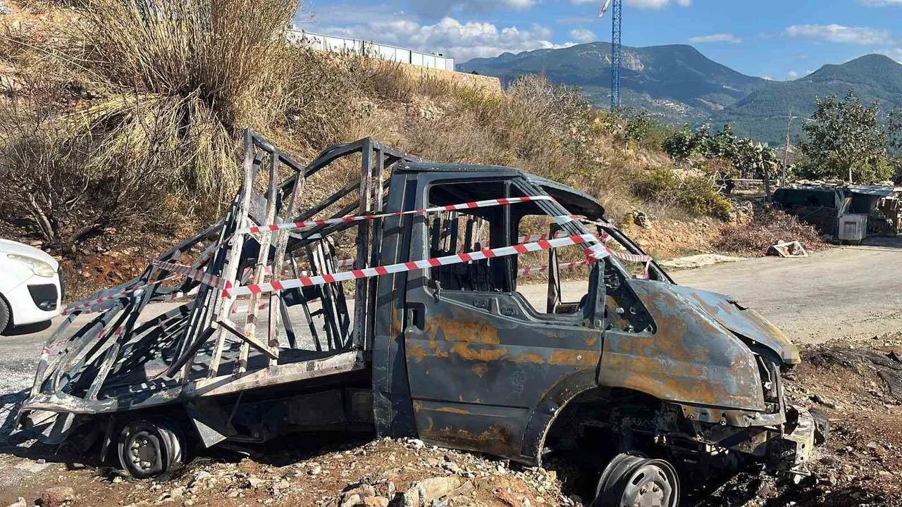 Alanya’da mutfak tüpü yüklü kamyonet yandı, araç kullanılamaz hale geldi