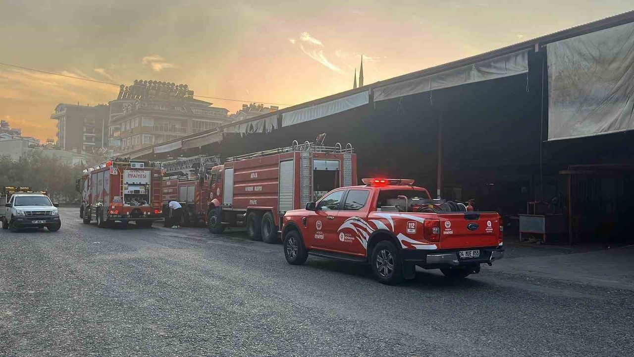 Alanya'da Sebze ve Meyve Deposunda Yangın Söndürüldü