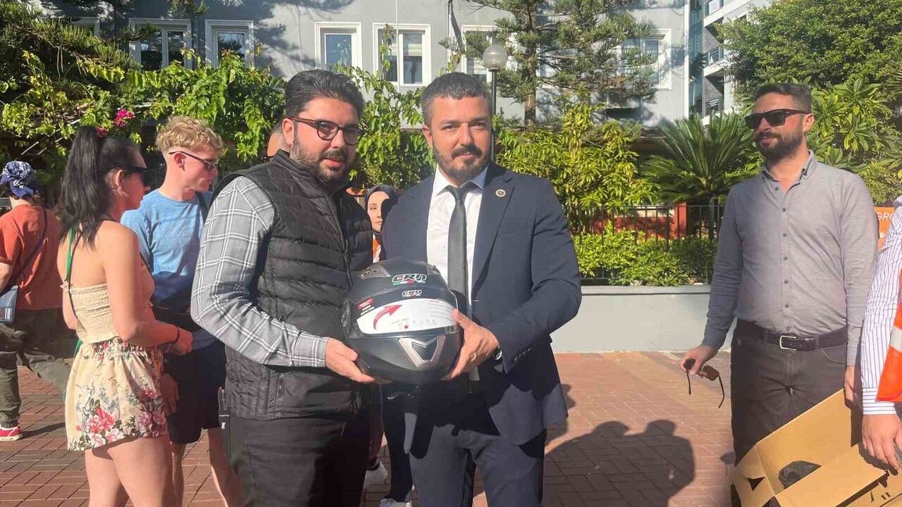 Alanya'da Trafik Uygulaması: Motosiklet Sürücülerine Ücretsiz Kask Dağıtıldı