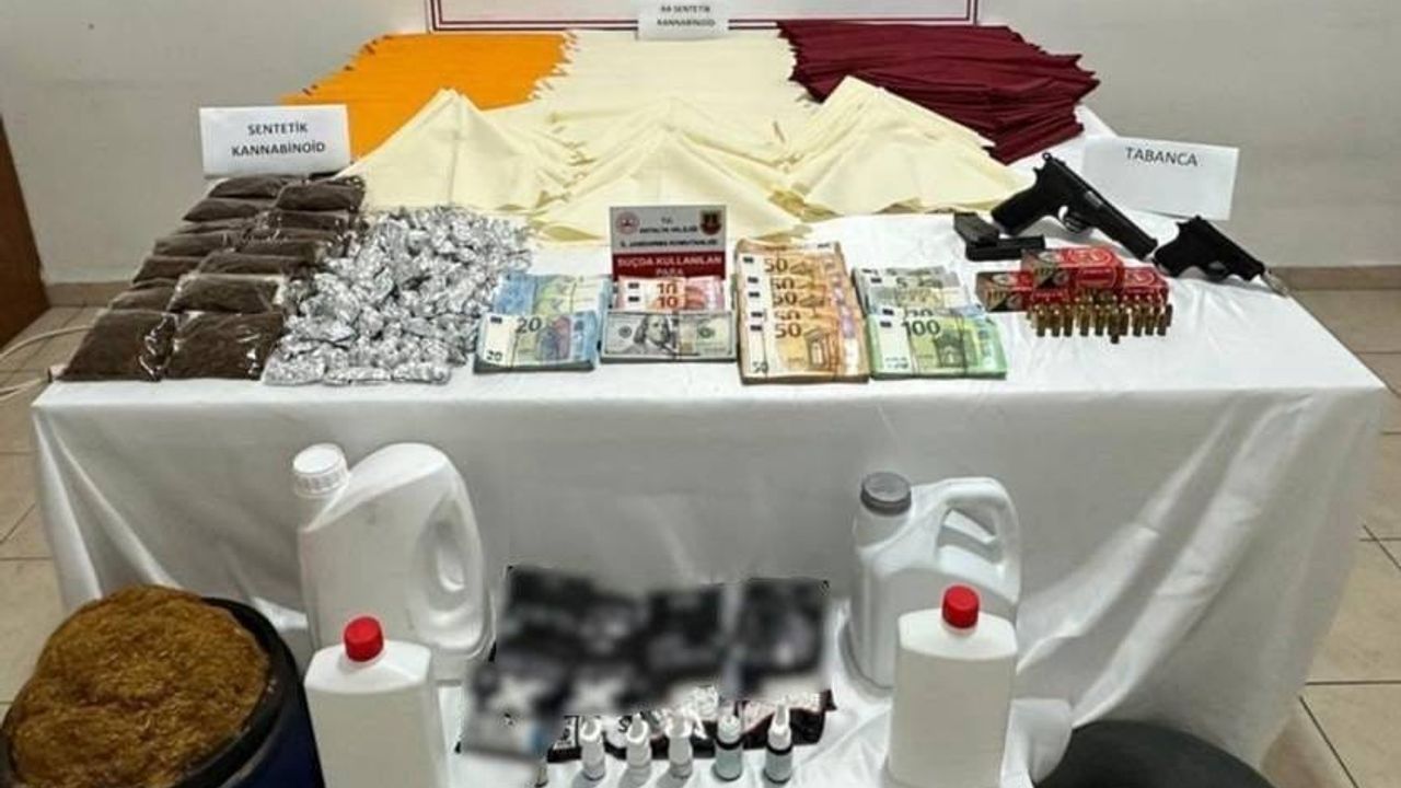 Alanya'da uyuşturucu operasyonu: 4 şüphelinin evinde 25 kilogram sentetik kannabinoid ve silah ele geçirildi