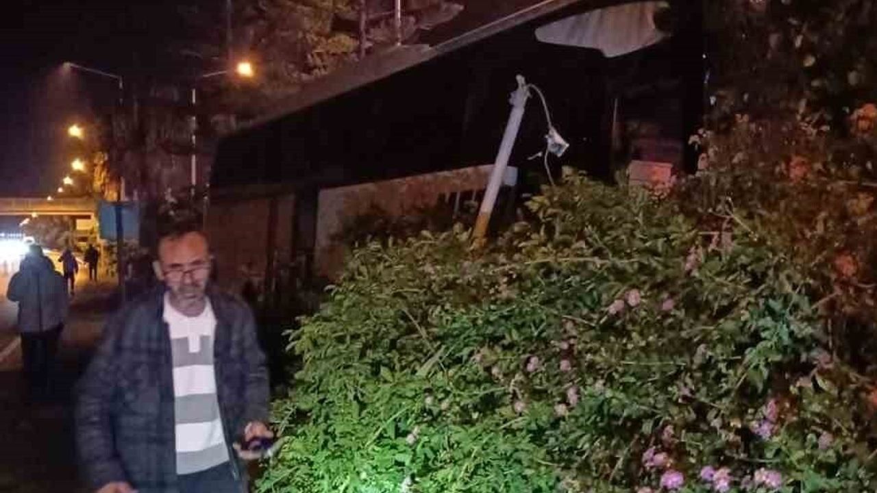 Alanya'da yolcu otobüsü refüje çıkarak ağaç ve aydınlatma direğine çarptı: 3 hafif yaralı