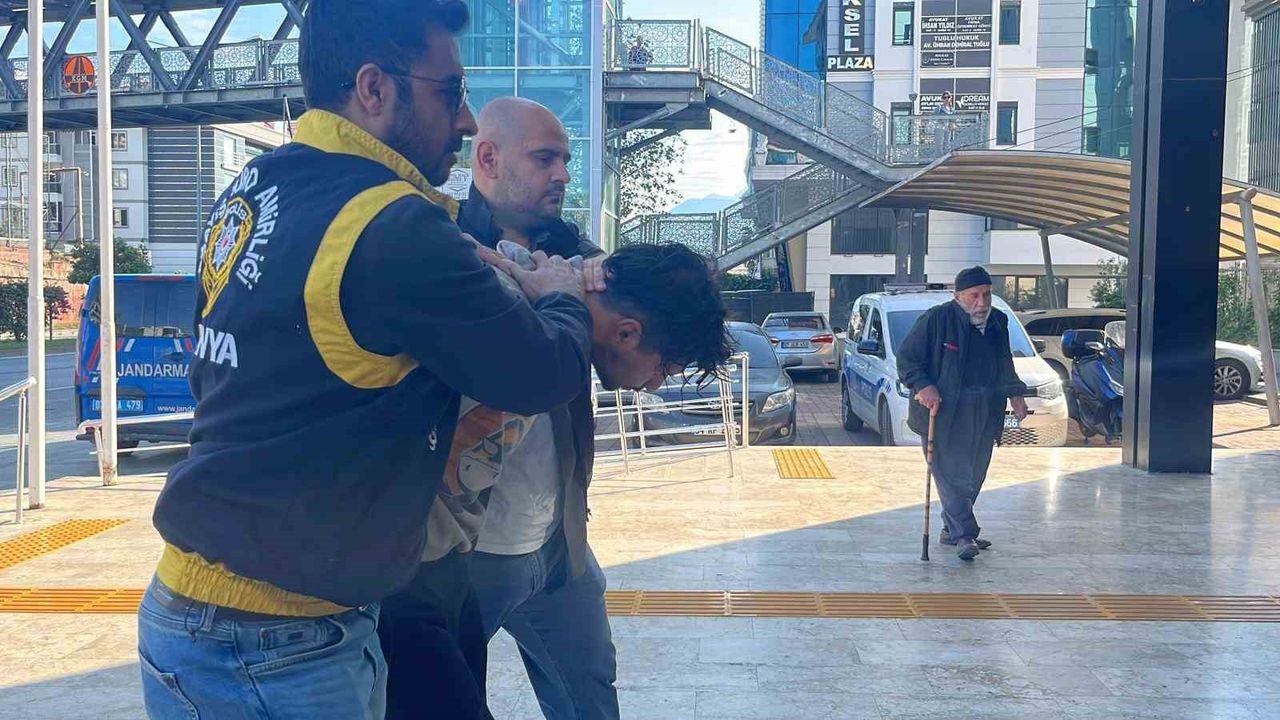 Alanya'da yolda yürüyen kadına saldırıp makasla yüzünü yaralayan şüpheli tutuklandı