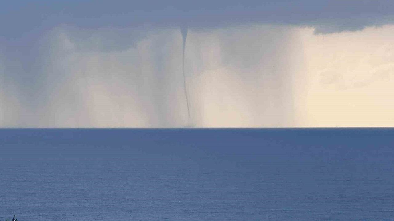 Alanya İncekum Plajı açıklarında ardışık iki hortum görüntülendi