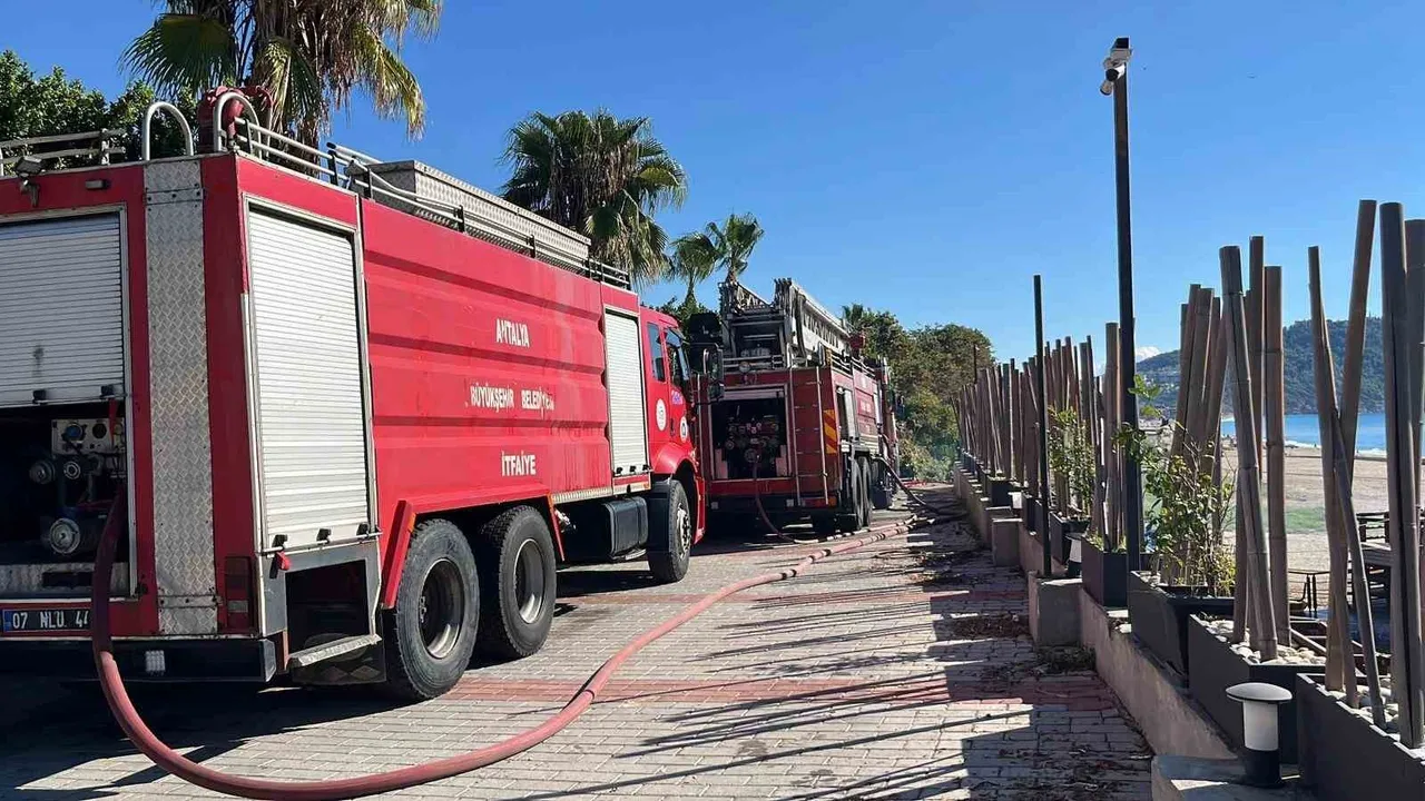 Alanya Kleopatra Plajı'ndaki Büfede Çıkan Yangın 1 Saatte Söndürüldü