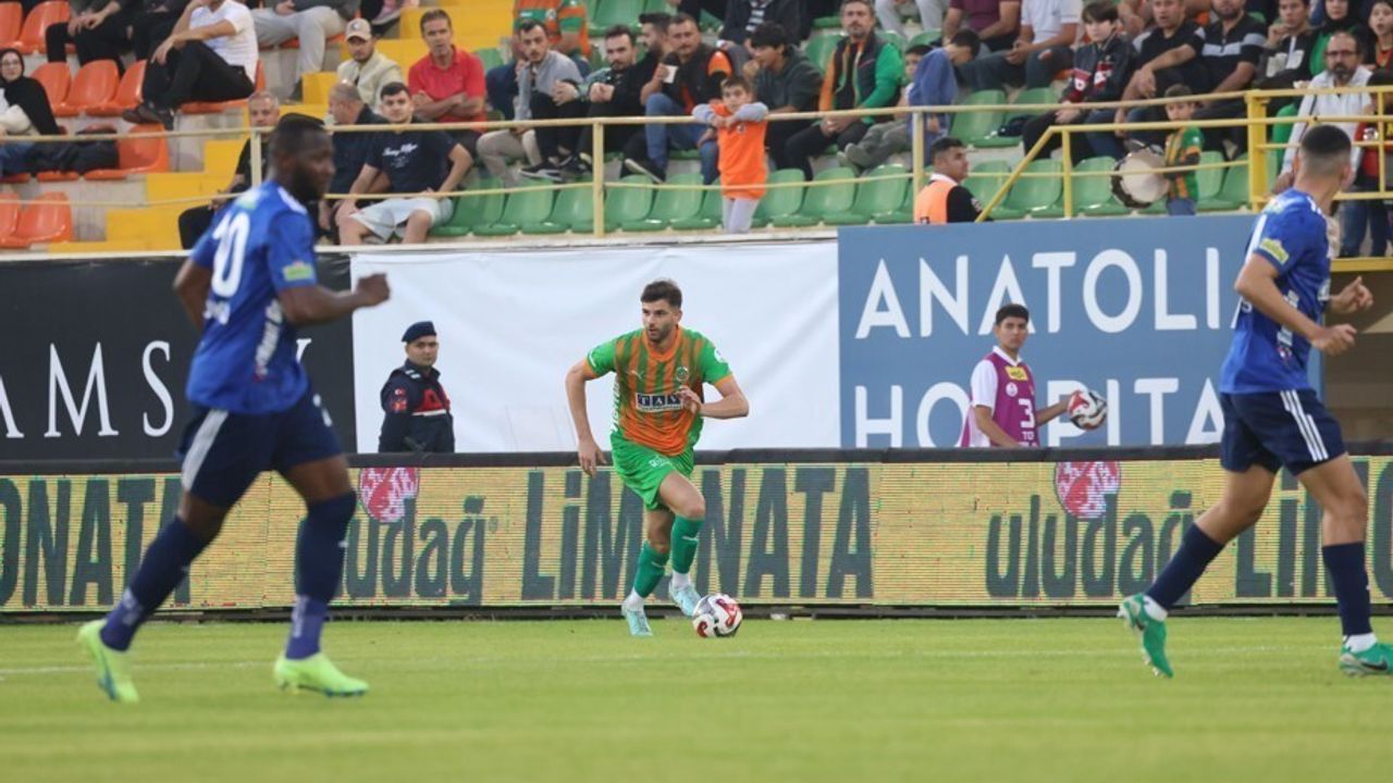 Alanyaspor 1-0 Kasımpaşa — İlk Yarı Hwang'ın Golüyle Ev Sahibi Önde