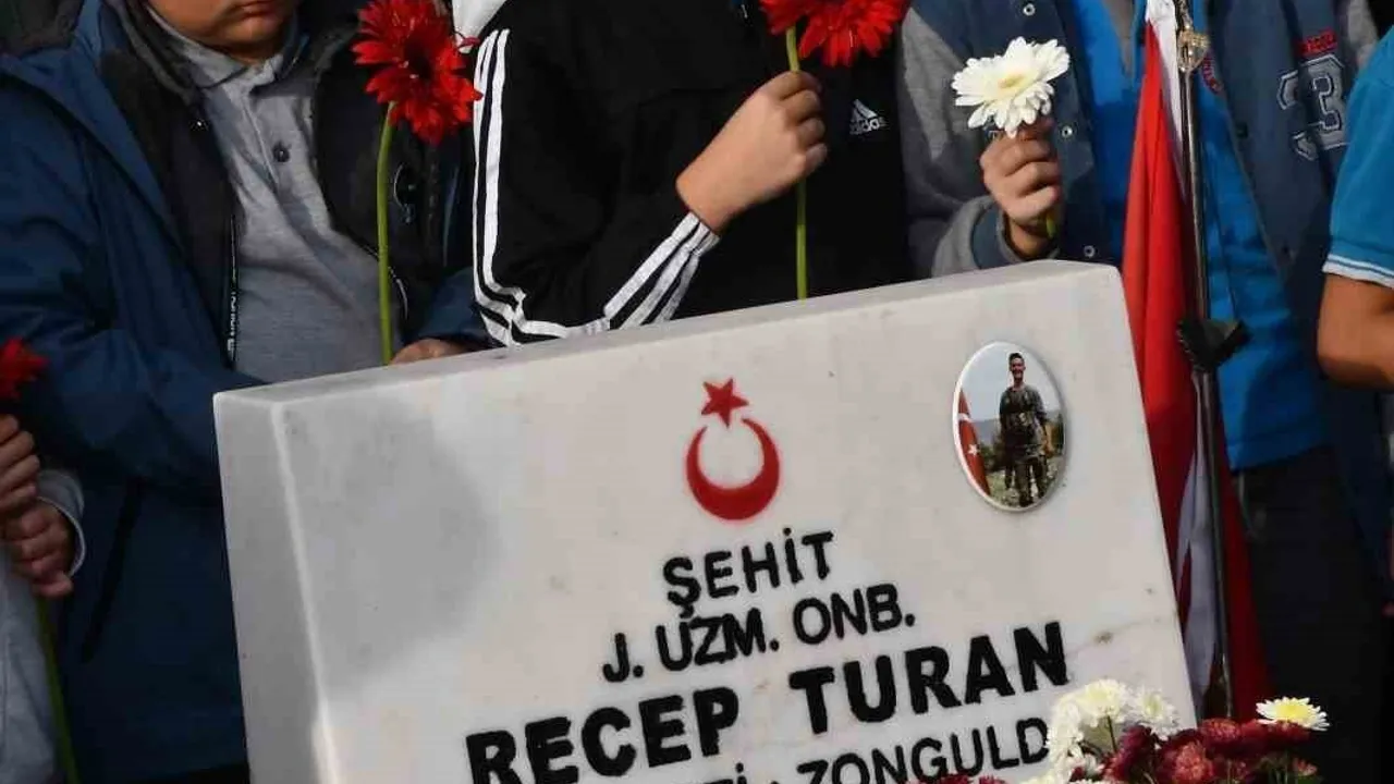 Alaplı'da 5. sınıf öğrencileri Şehit Recep Turan’ı doğum gününde kabri başında andı