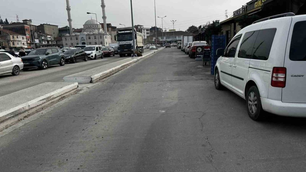 Alaplı’da ağır tonajlı kamyonlar belediye önündeki yolda çatlaklara neden oldu