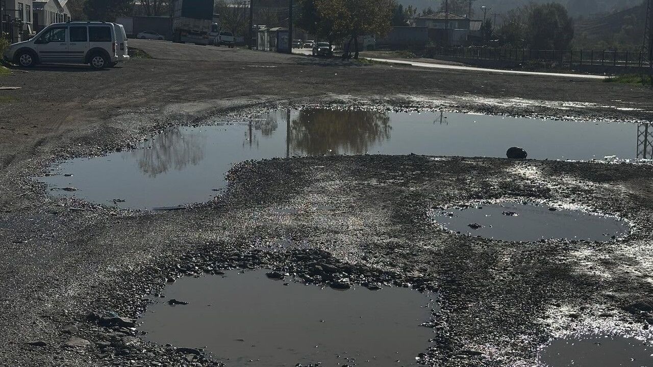 Alaplı Kapalı Pazar Önündeki Yol Her Yağmurda Suyla Doluyor — Vatandaş ve Esnaf Çözüm Bekliyor