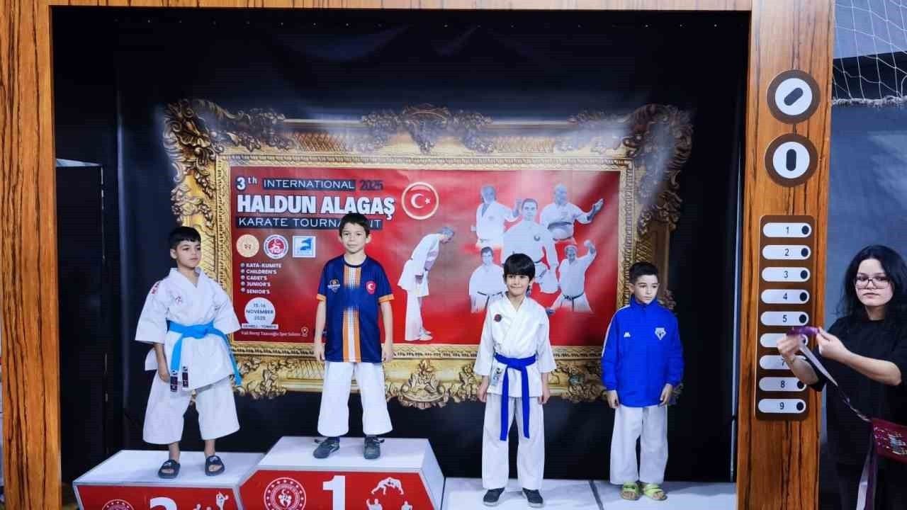 Alaşehir Belediyespor Karate Takımı Denizli'den 15 madalya ile döndü