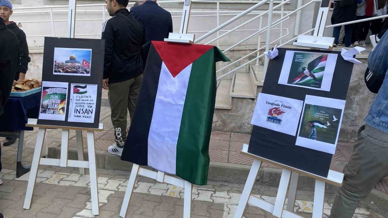 Alaşehir'de Şehit Efkan Mesleki ve Teknik Anadolu Lisesi öğrencileri Gazze için bağış etkinliği düzenledi