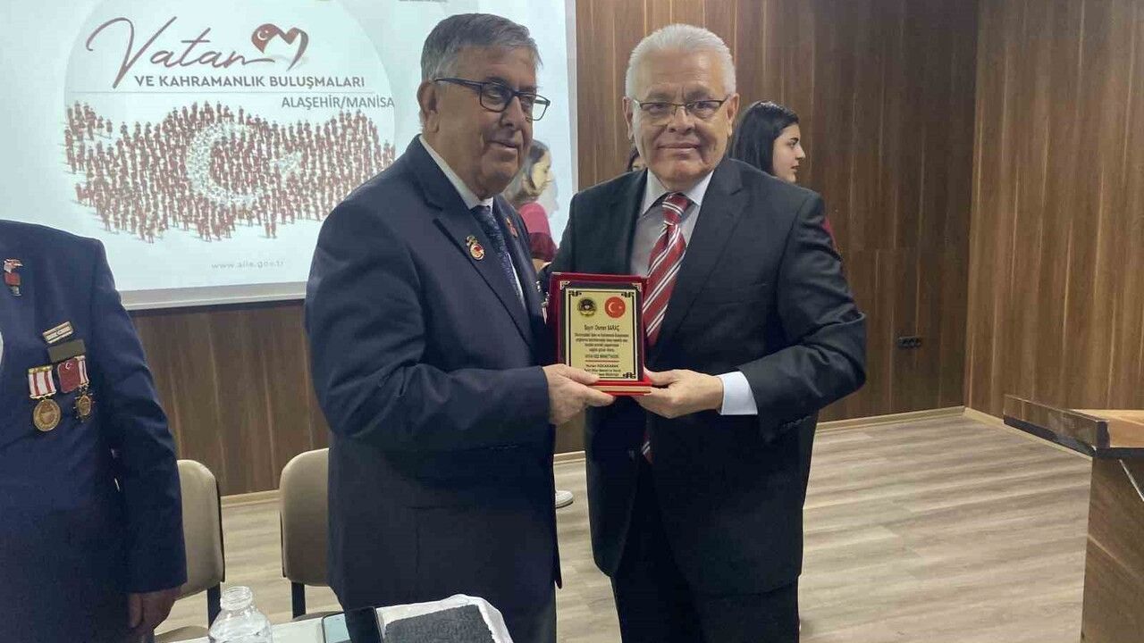 Alaşehir'de 'Vatan ve Kahramanlık Buluşmaları'nda gaziler öğrencilerle buluştu