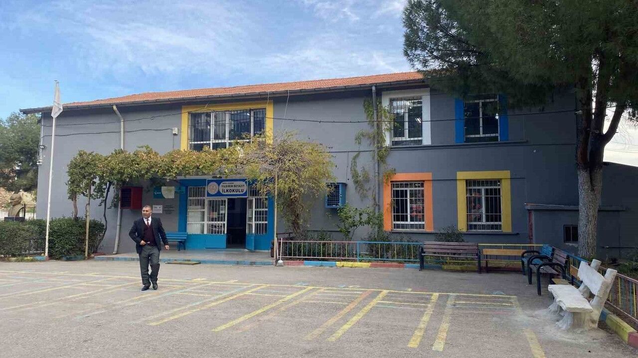 Alaşehir'de velinin paylaşımı Yıldırım Beyazıt Okulu'nda yenilemeye yol açtı