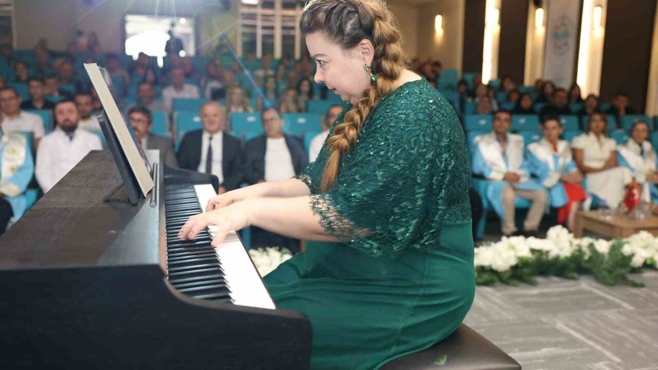 ALKÜ Diş Hekimliği'nde 2025-2026 Beyaz Önlük Giyme Töreni: Birinci Sınıf Öğrenciler Mesleğe İlk Adımı Attı