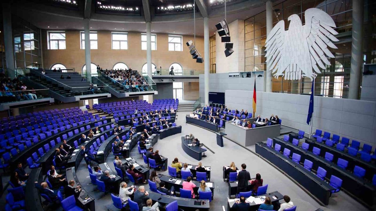 Alman Meclisi'ne Gönderilen Şüpheli USB Bellekler: Meclis Polisi Uyardı