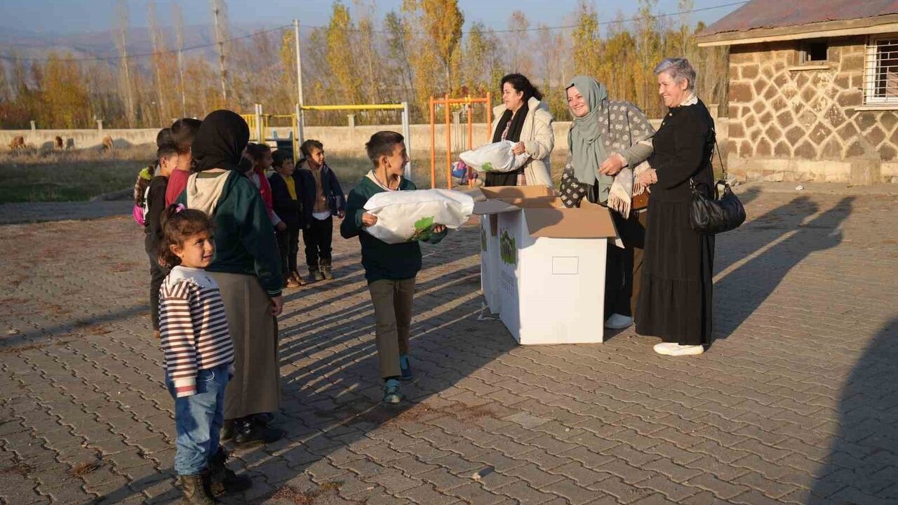 Almanya’dan Muş’a destek: Yaklaşık bin çocuğa kışlık giysi dağıtıldı