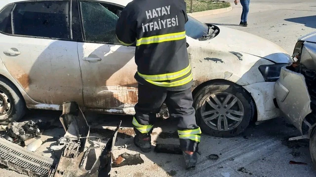 Altınözü Enek Mahallesi'nde 3 otomobilin karıştığı kaza: 7 yaralı