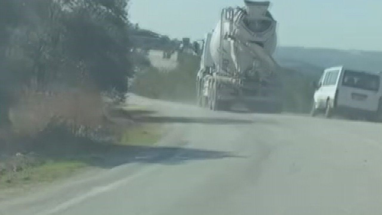 Altınözü'nde tek şeritli yolda saatte 100 km'yi bulan mikser sürücüsü görüntülendi