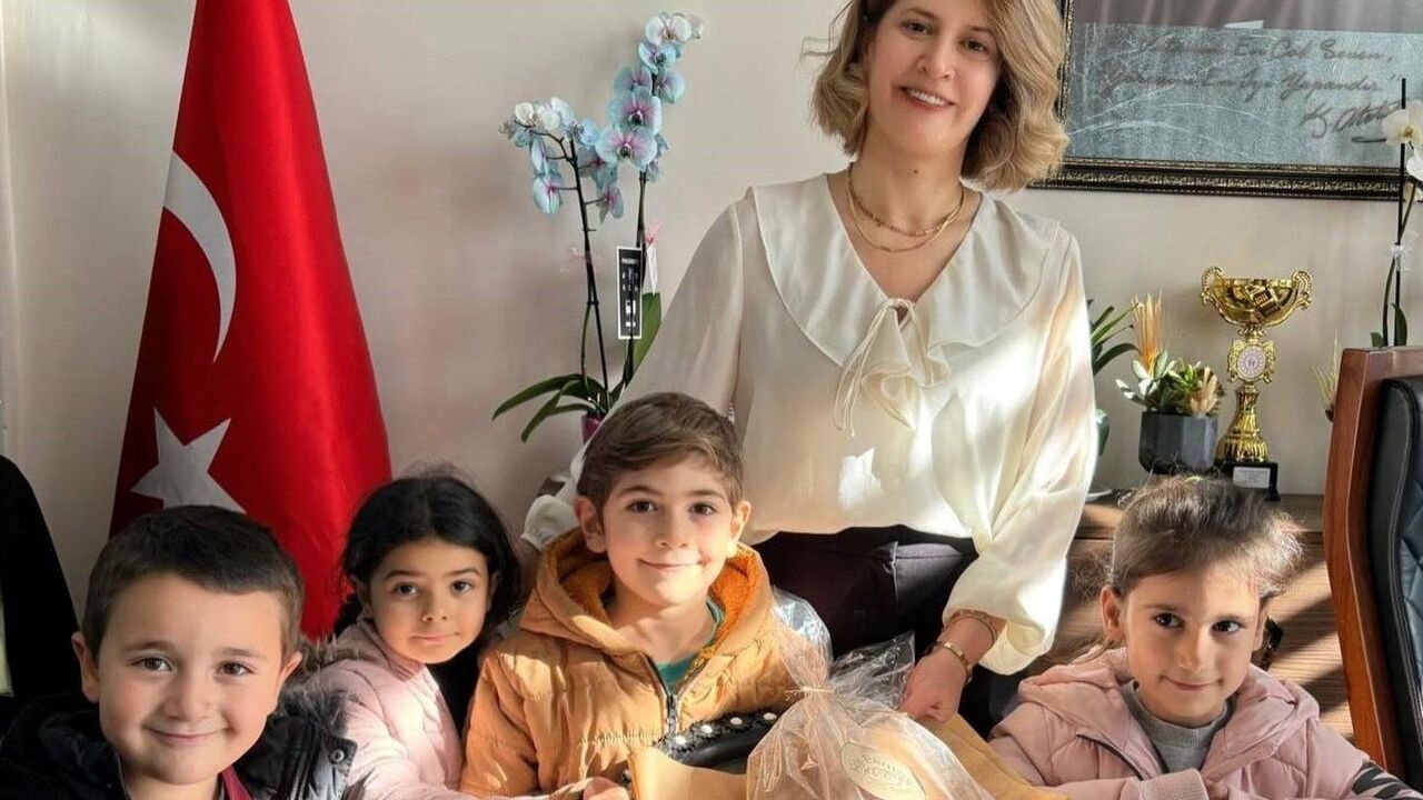 Altıntaş Anaokulu öğrencileri İlçe Milli Eğitim Müdürü Tuba Sinan’a ev ekmeği hediye etti