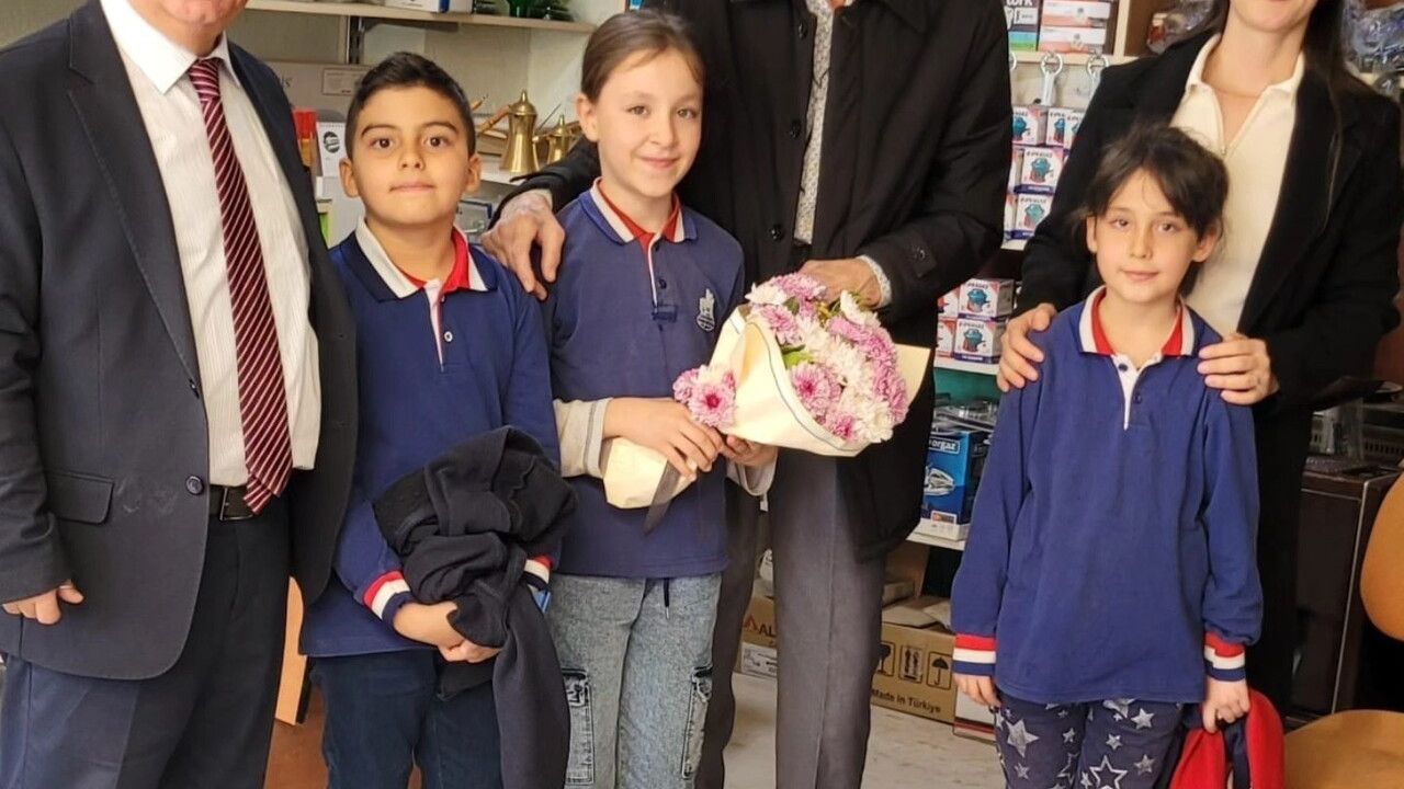 Altıntaş'ta Zafer İlkokulu öğrencilerinden emekli öğretmenlere anlamlı 24 Kasım ziyareti