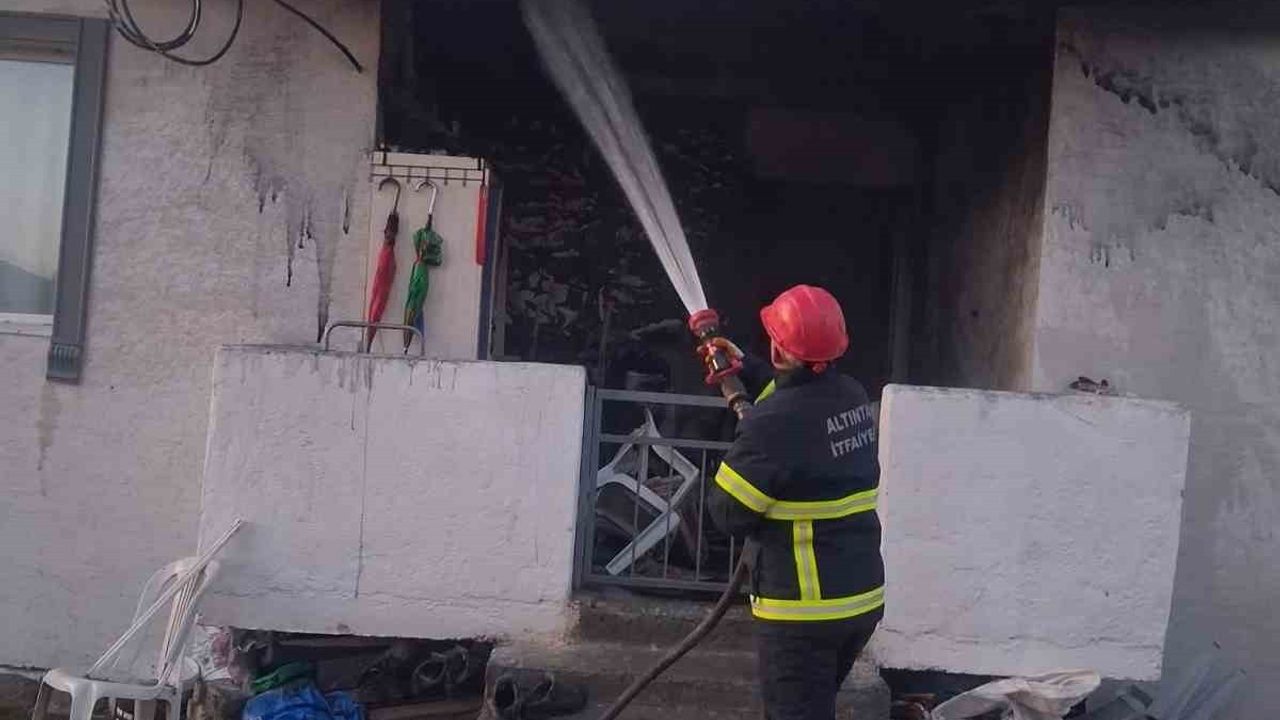 Altıntaş Zafertepeçalköy'de teras katında çıkan ev yangını söndürüldü