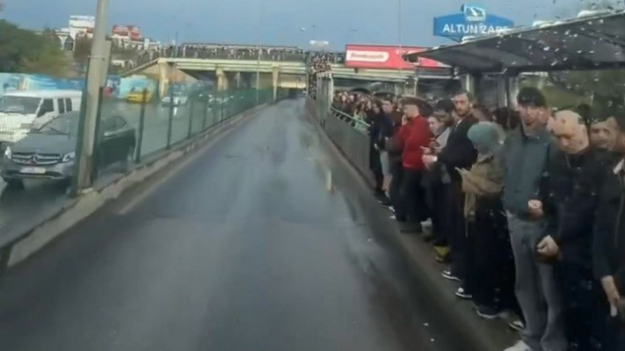 Altunizade'de metrobüs aksaması: yolcular yağmur altında uzun süre bekledi