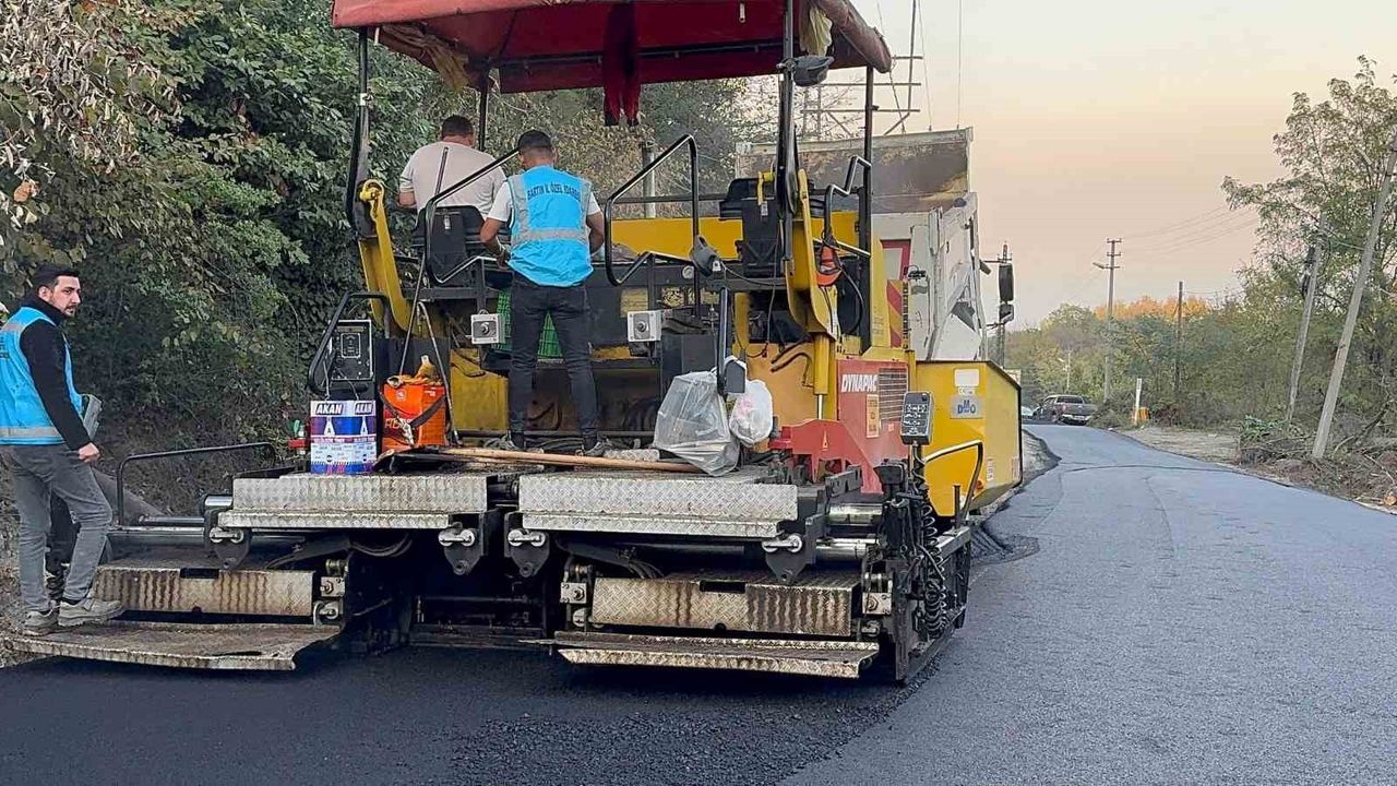 Amasra’da doğalgaz kazısı sonrası yol yenileme çalışmaları başladı; dernek işçilere baklava ikram etti
