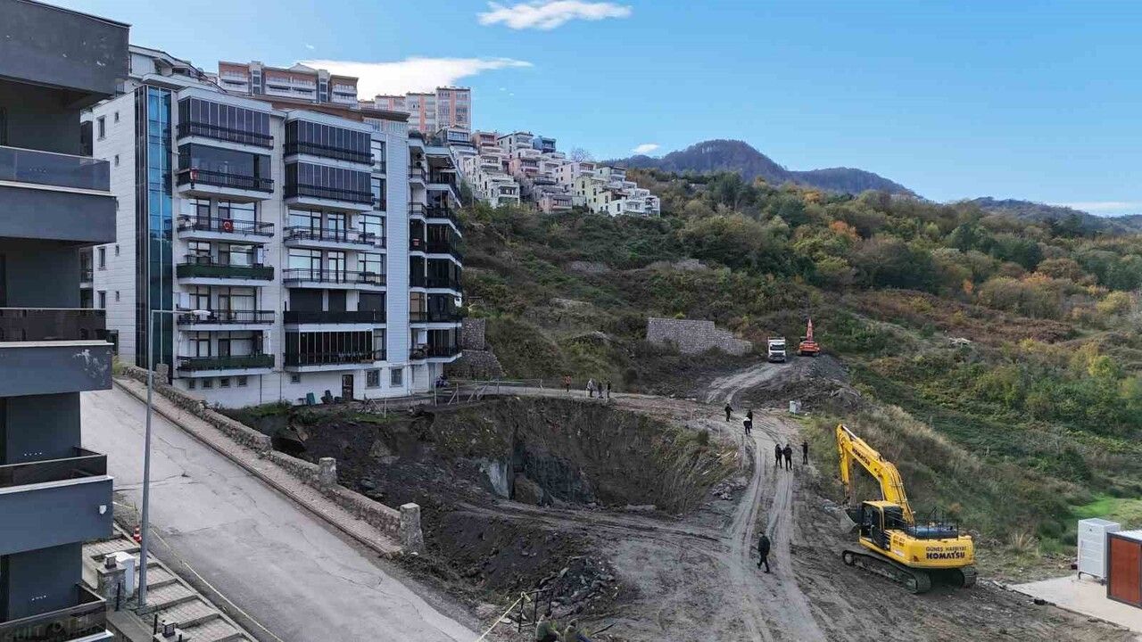 Amasra'da inşaat kazısında göçük: 24 dairede yaşayan 70 kişi tahliye edildi