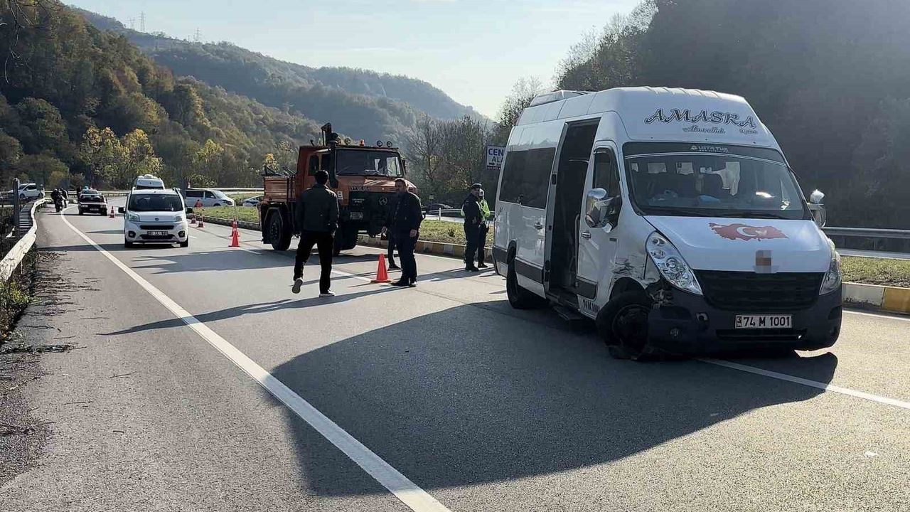 Amasra'da yolcu minibüsü ile otomobil çarpıştı: 2 kişi yaralandı