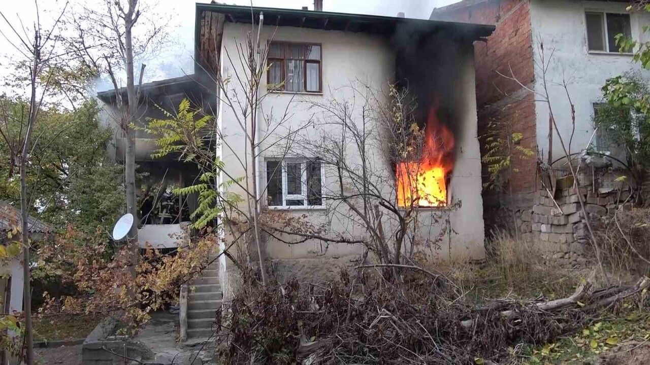 Amasya'da iki katlı sobalı evde yangın: Evde büyük hasar oluştu