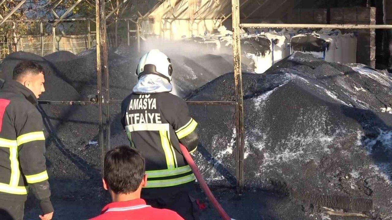Amasya'da plastik malzeme dolu çadır depoda yangın, itfaiye müdahale etti