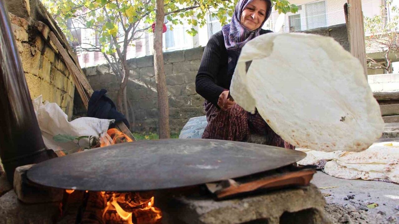 Amasya'da 'Yufka Günü': Altın günlerine ara verip her aile için ortalama 300 yufka hazırlanıyor