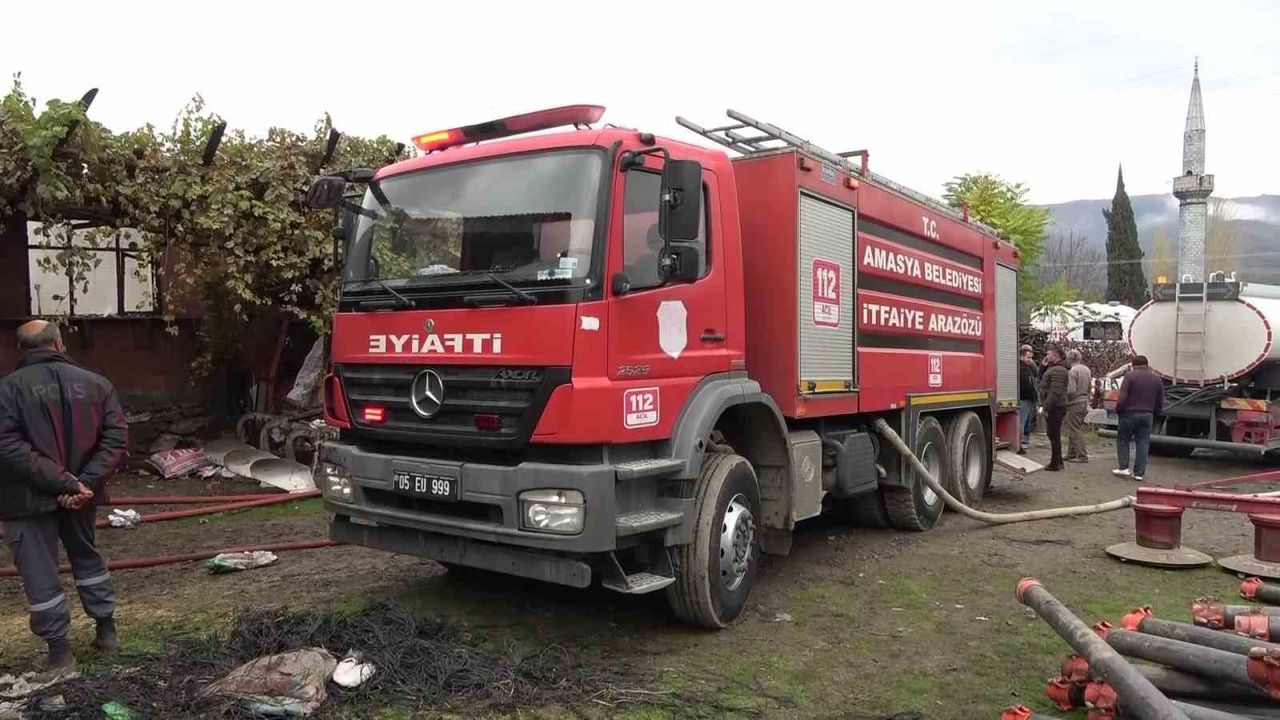 Amasya Kaleköy'de yaşlı çiftçinin evi küle döndü: 300 bin TL ve eşyalar yandı