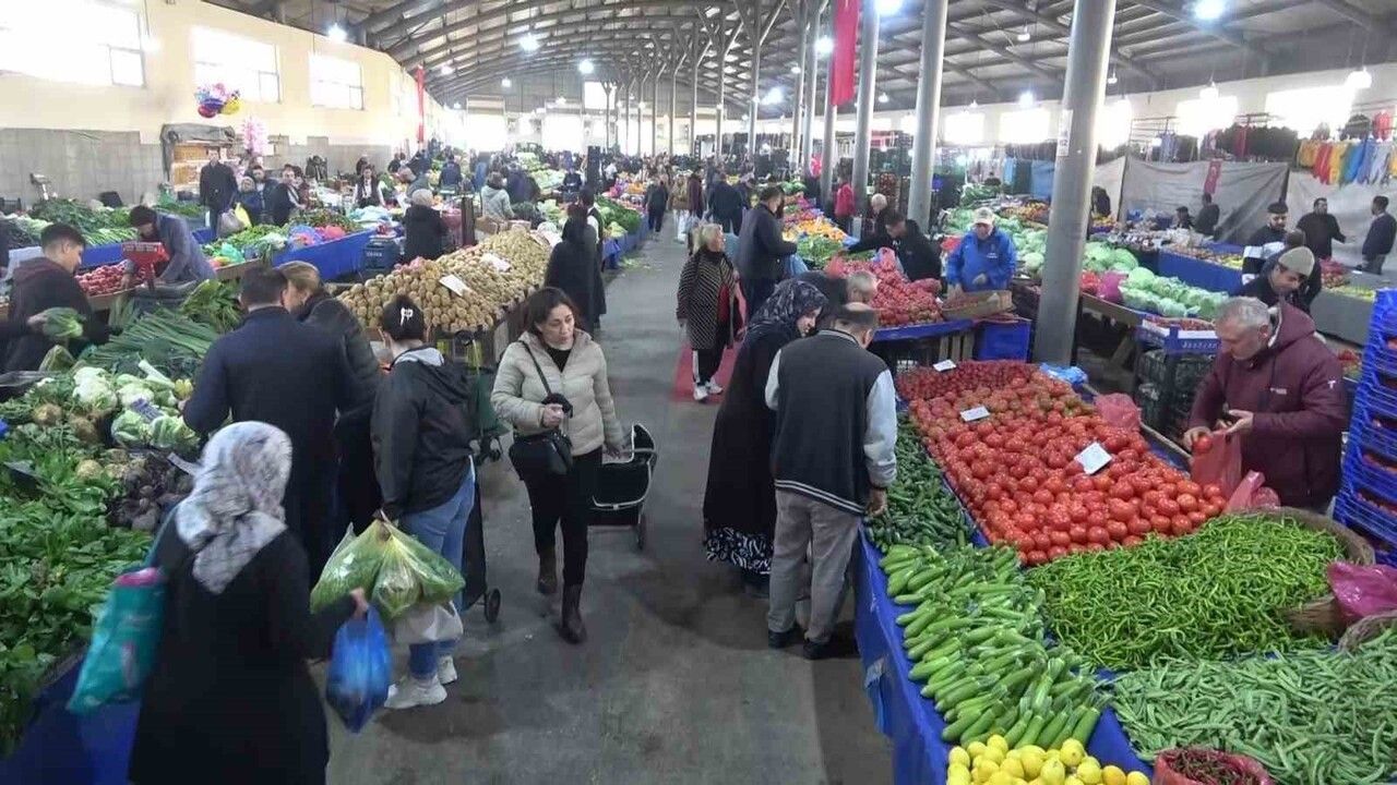 Amasya pazarının tek kadın esnafı: Çocuk gelişimi mezunu Şahsenem Gelir patates ve soğan tezgahında