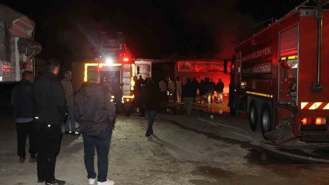 Amasya Yıldızköy'de Soğan Deposunda Çıkan Yangın Ekiplerce Söndürüldü