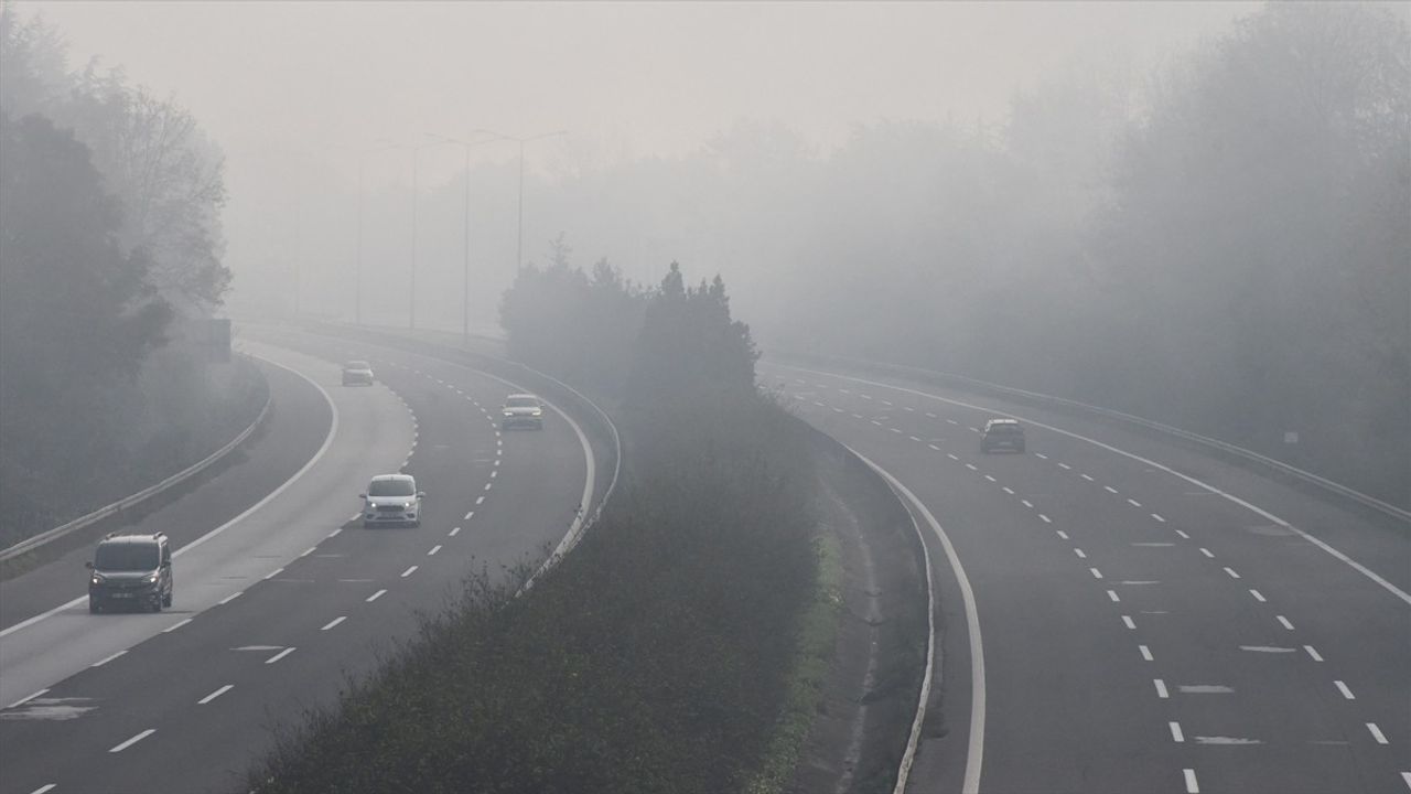Anadolu Otoyolu Düzce Kesiminde Sis Etkili Oldu: Sürücülere Uyarı