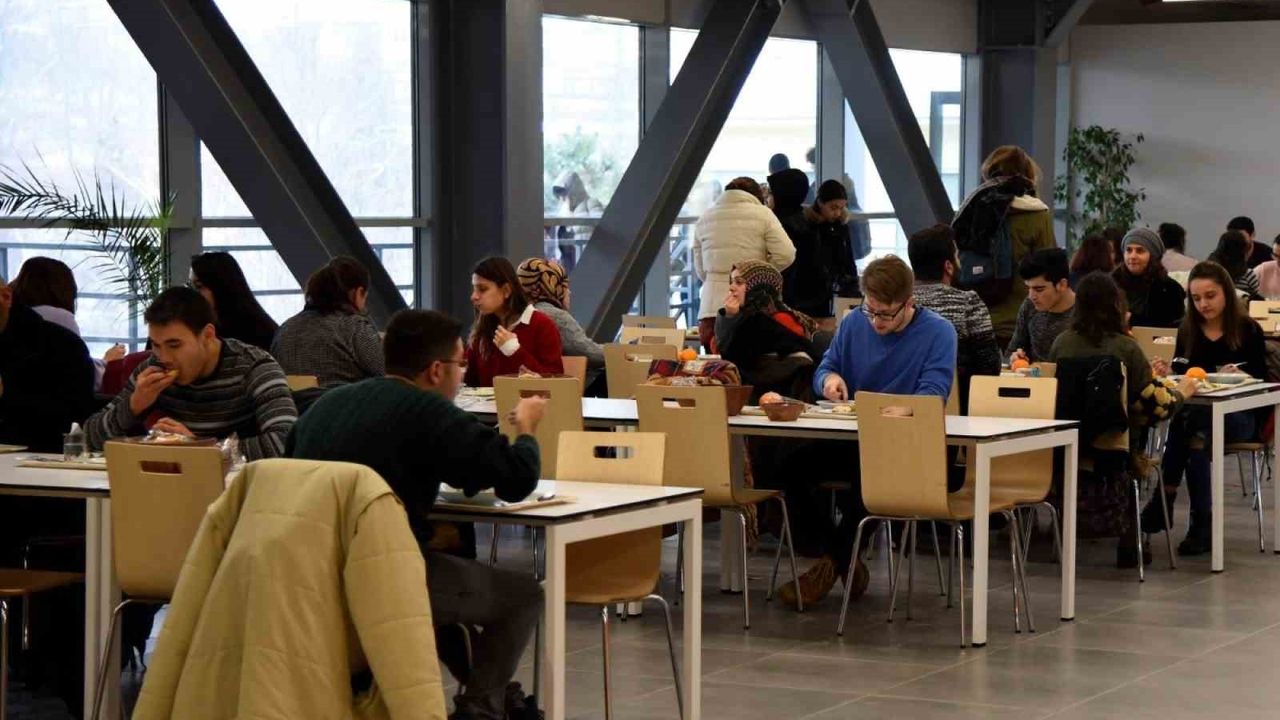 Anadolu Üniversitesi 2025-2026'da 2 bin 600 öğrenciye yemek bursu sağlıyor