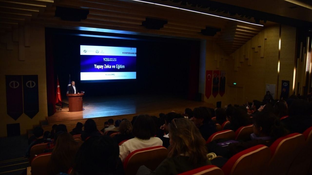 Anadolu Üniversitesi'nde 'Yapay Zekâ ve Eğitim' Konferansı: BTK'den Mustafa Ermiş konuştu