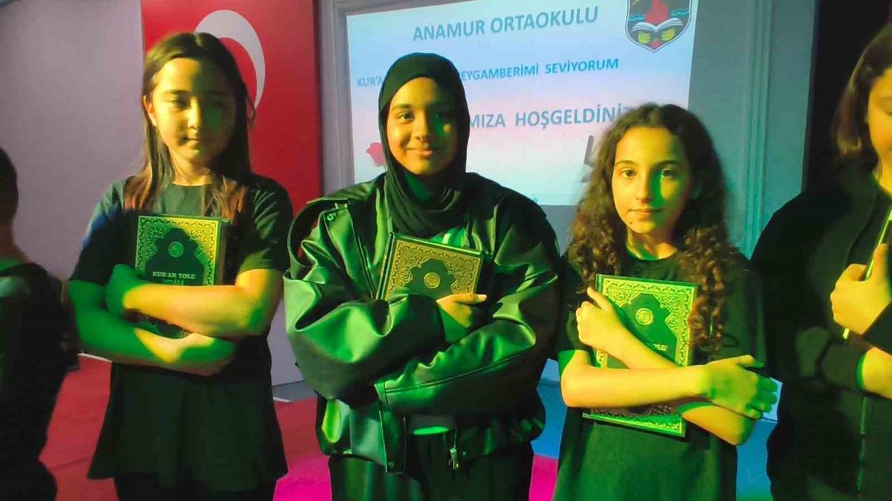 Anamur'da 'Kur’an okuyorum, peygamberimi seviyorum' programı öğrencilerin performanslarıyla dikkat çekti